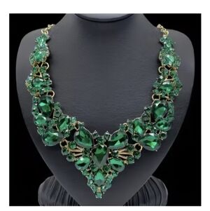 NEW GLAMOROUS GREEN GEMSTONE NECKLACE